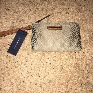 💥Tommy Hilfiger wristlet💥